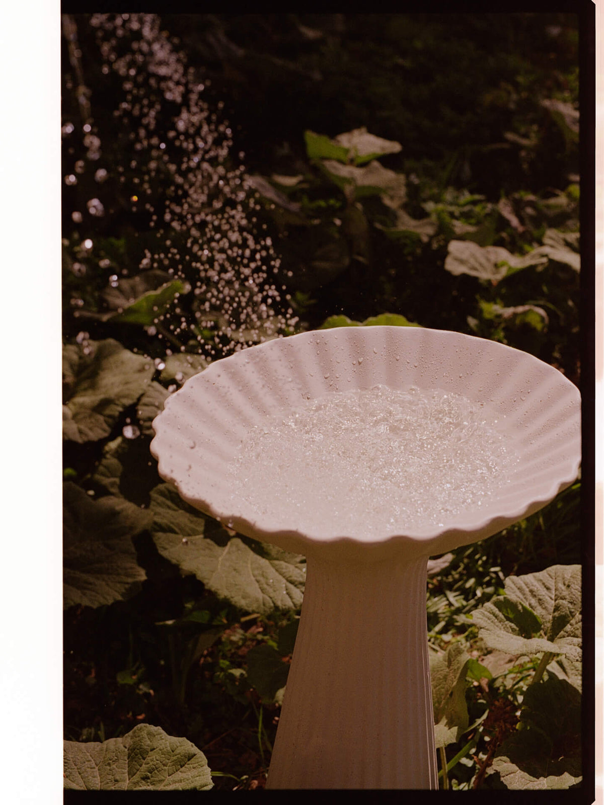 Cuenco con pedestal Fountain marfil · Ferm Living