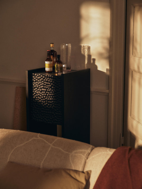 Mueble pedestal Scarni fresno teñido oscuro · Ferm Living