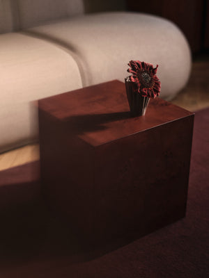 Mesa auxiliar cubo Burl de Ferm Living