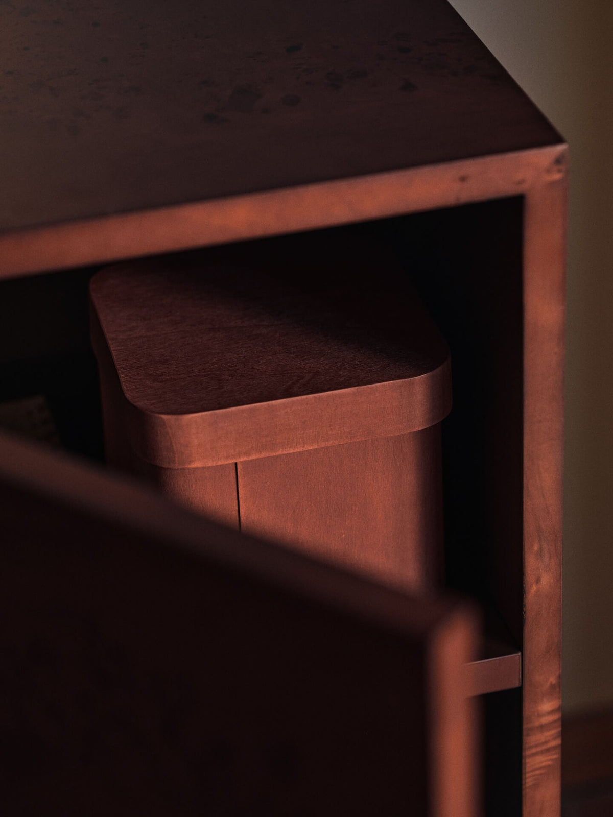 Mesa auxiliar Burl teñido oscuro · Ferm Living · vista 3