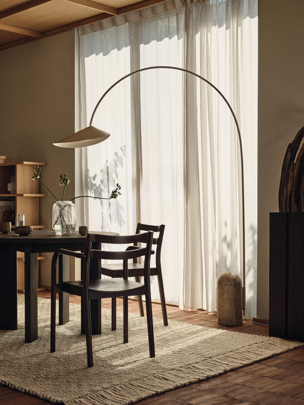 Silla de comedor Boda con brazos · Ferm Living Dark Stained Beech