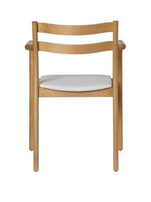 Silla de comedor Boda con brazos · Ferm Living Natural Oak · Staple Off-White