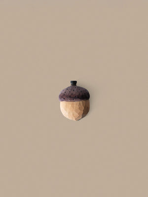 Colgador tallado a mano Acorn de Ferm Living