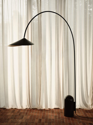 Lampadaire arc Arum · Ferm Living