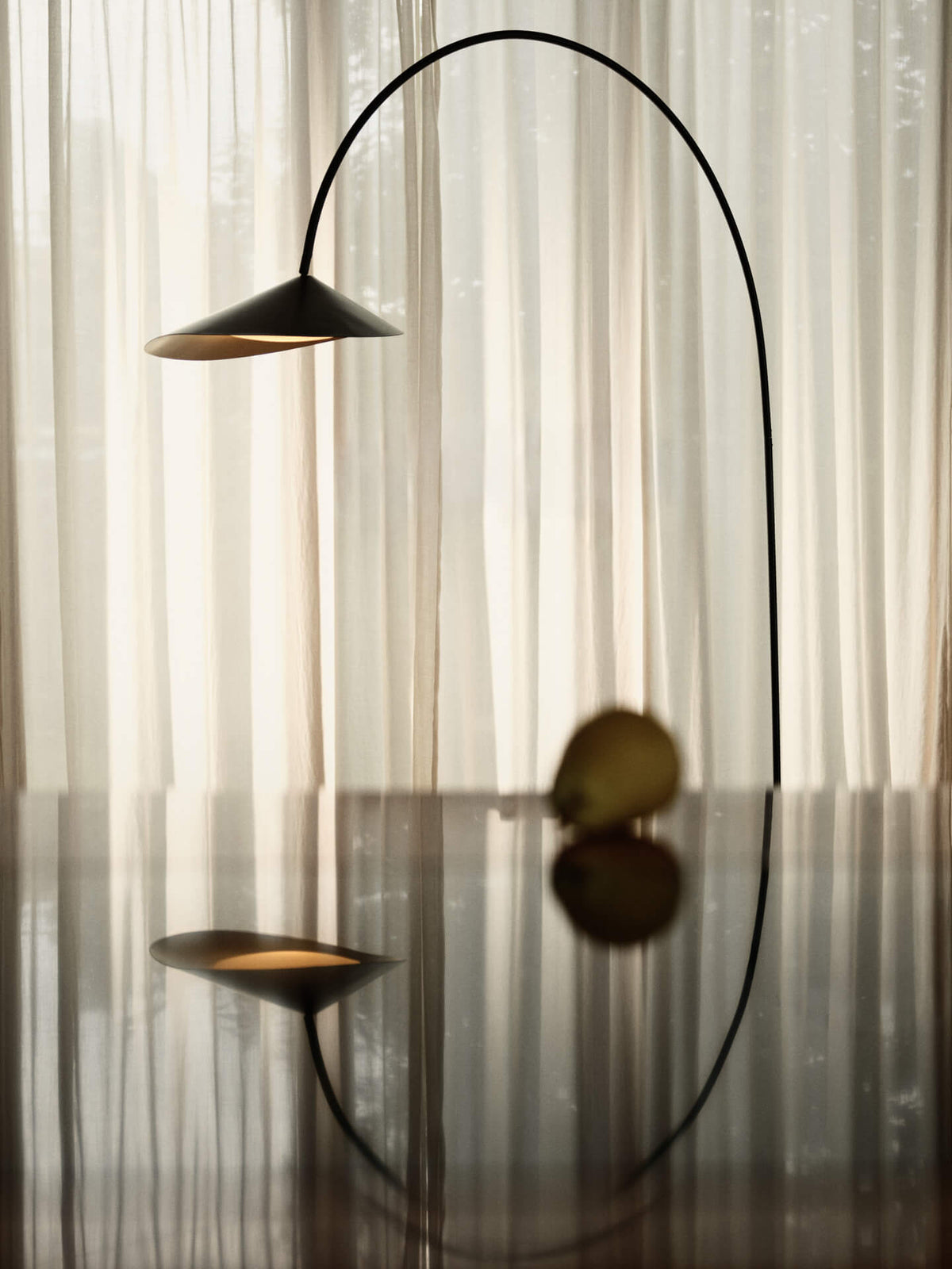 Lámpara de pie arco Arum · Ferm Living