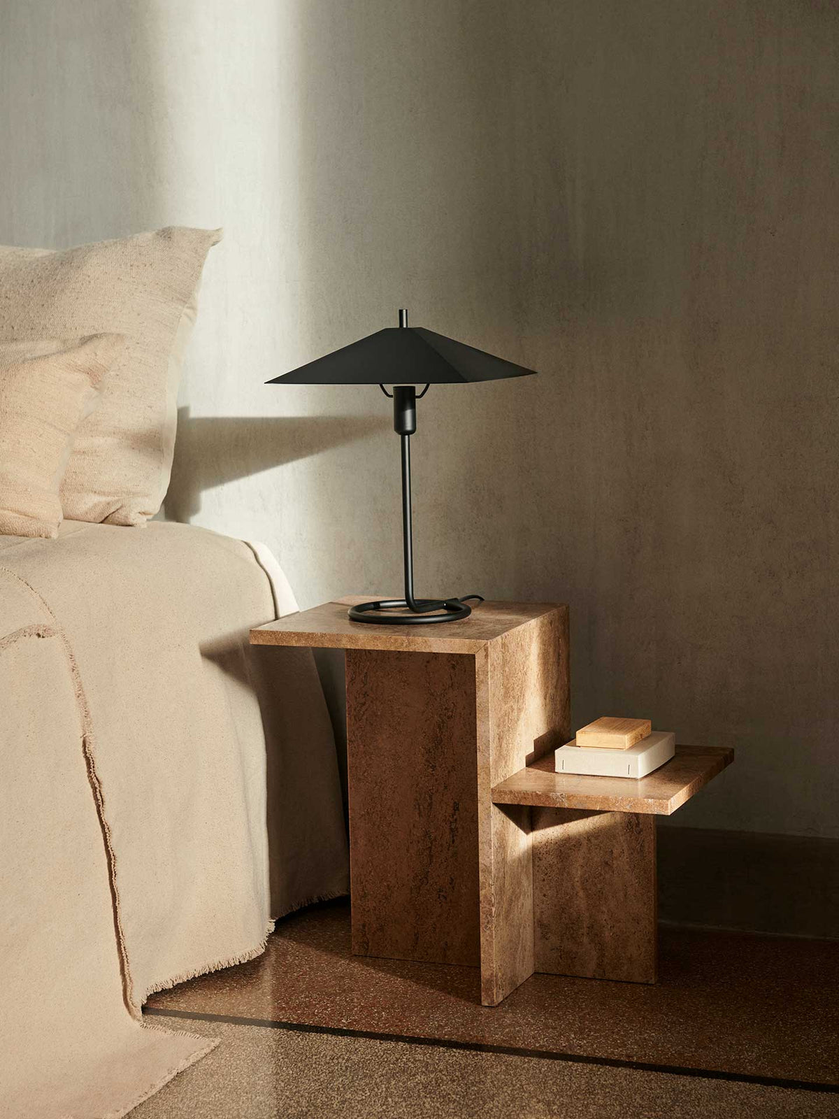 Lámpara de sobremesa cuadrada Filo de Ferm Living