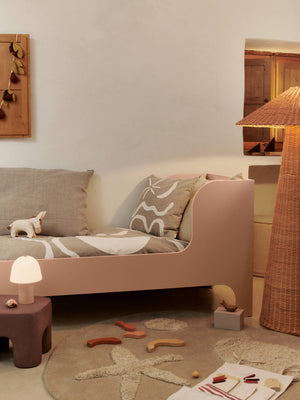 Cojín con aplique Kove de Ferm Living