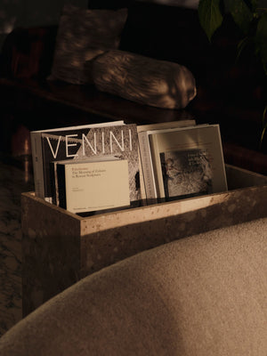 Jardinera de piedra con estante Stone de Ferm Living