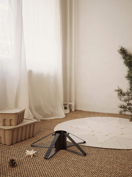 Cubrepié de árbol Vela Star · Ferm Living · ambiente