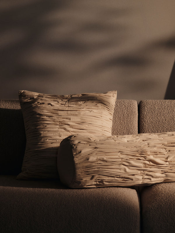 Cojín cilíndrico fruncido Falda de Ferm Living