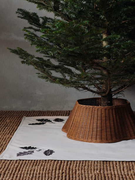 Cubrepié de árbol trenzado Drape · Ferm Living · ambiente