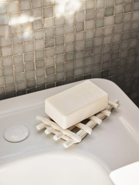 Jabonera de cerámica blanco roto · Ferm Living