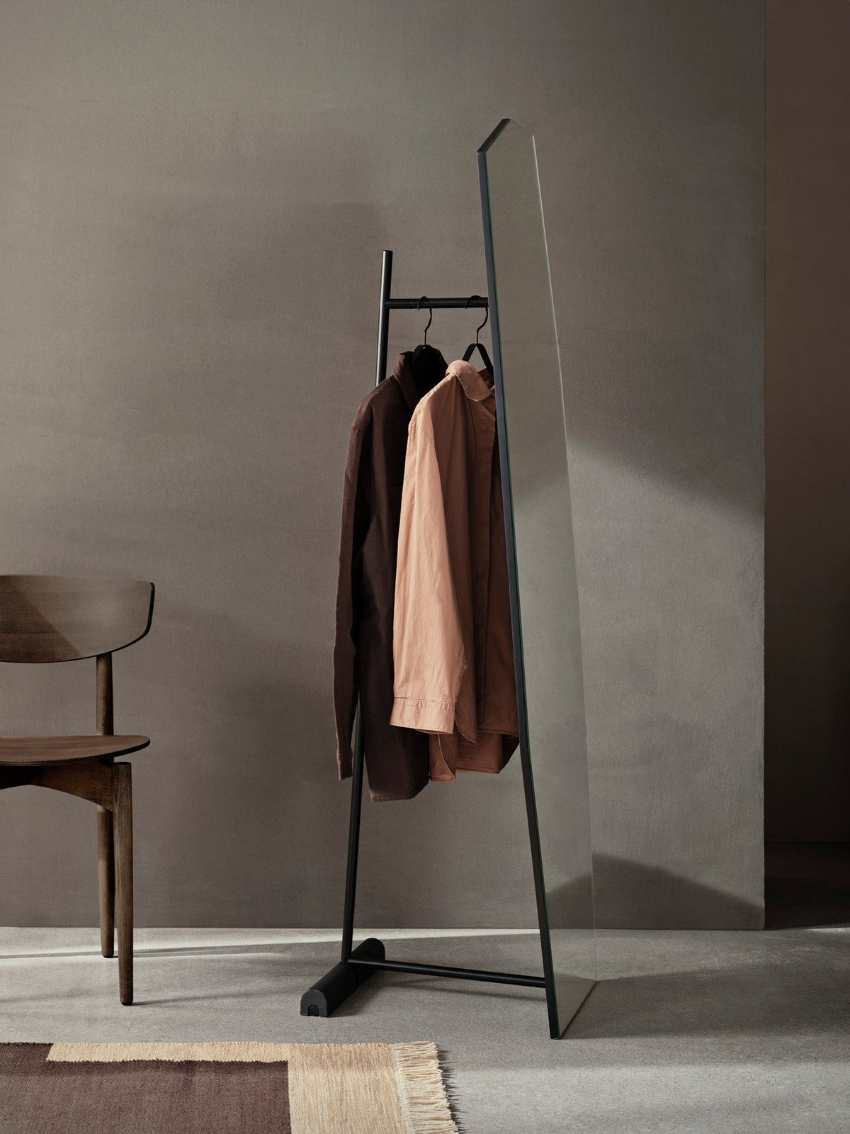 Espejo de pie Shard de Ferm Living