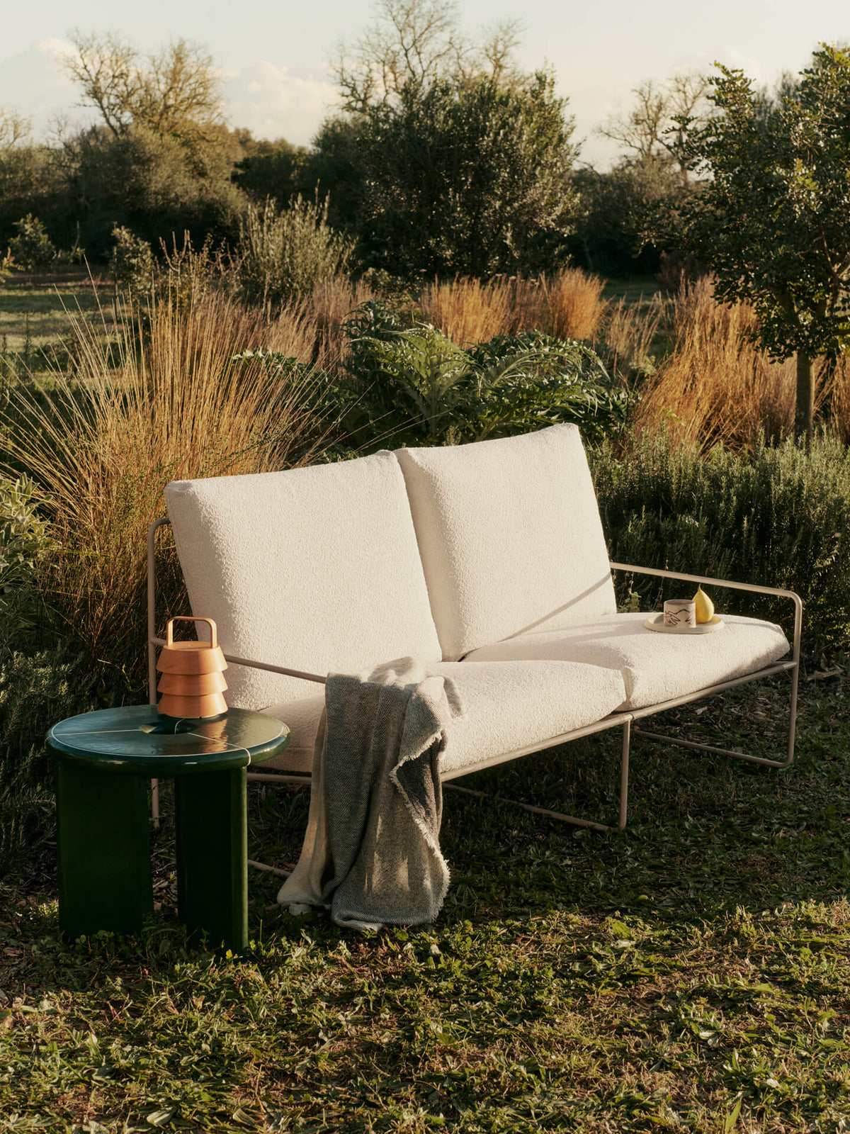 Mesa auxiliar Deya verde oscuro · Ferm Living