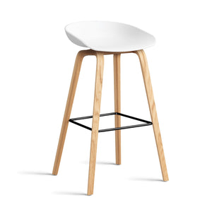 Taburete alto About A Stool AAS 32 · HAY · white 2.0 / H 65 cm / Varnished Oak / Black Steel