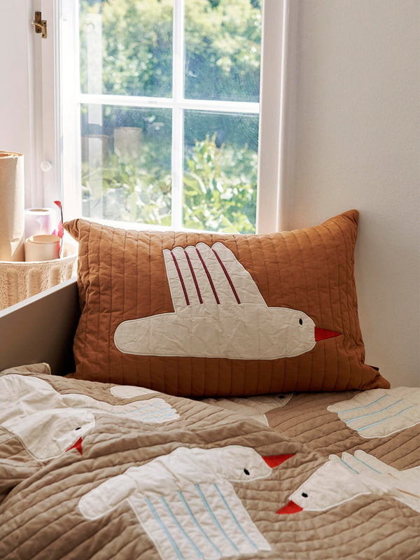 Cojín acolchado rectangular Bird de Ferm Living