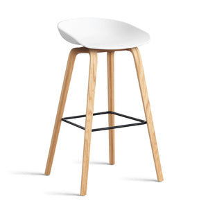 Taburete alto About A Stool AAS 32 · HAY · white 2.0 / H 75 cm / Varnished Oak / Black Steel