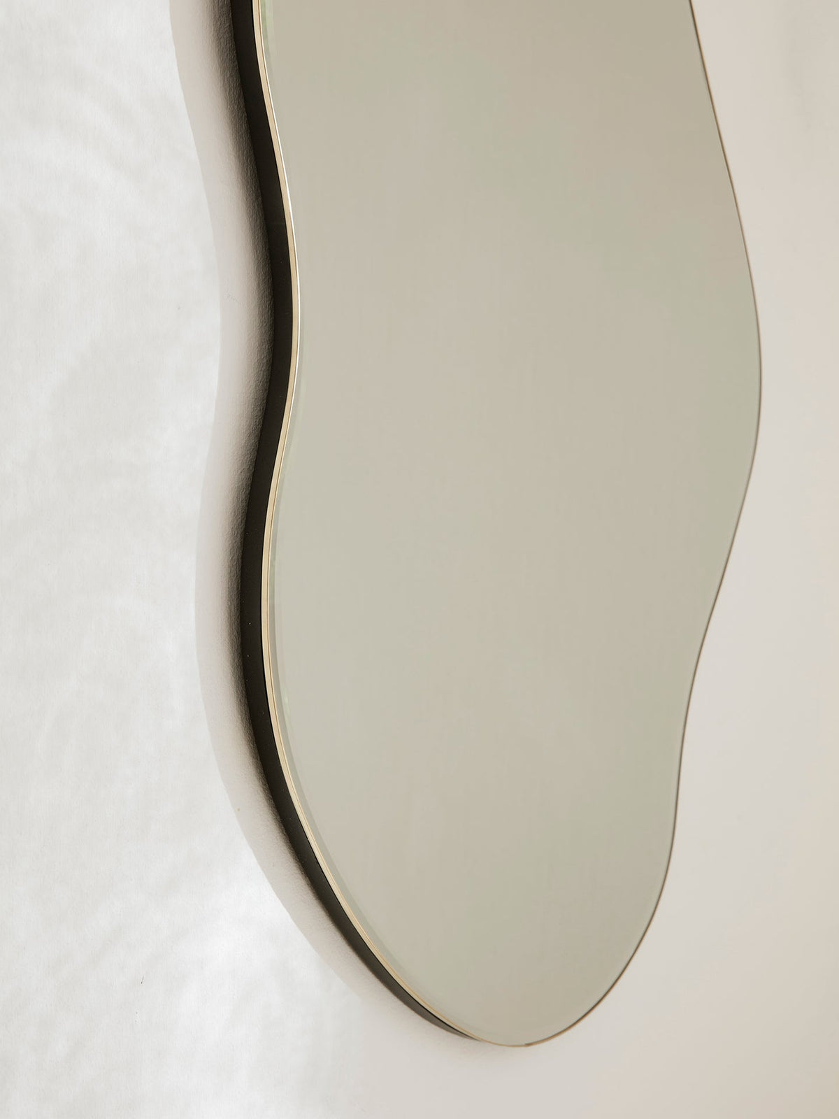 Espejo Pond L latón · Ferm Living · vista 2