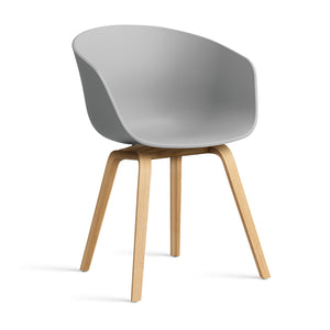 Silla About A Chair AAC 22 · HAY · concrete grey 2.0 / Varnished Oak