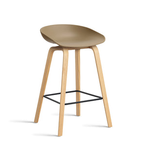 Taburete alto About A Stool AAS 32 · HAY · clay 2.0 / H 65 cm / Varnished Oak / Black Steel