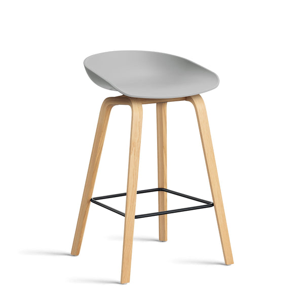 Taburete alto About A Stool AAS 32 · HAY · concrete grey 2.0 / H 65 cm / Varnished Oak / Black Steel