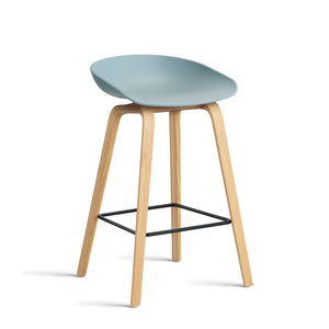 Taburete alto About A Stool AAS 32 · HAY · dusty blue 2.0 / H 65 cm / Varnished Oak / Black Steel