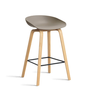 Taburete alto About A Stool AAS 32 · HAY · khaki 2.0 / H 65 cm / Varnished Oak / Black Steel