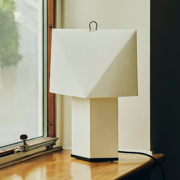Lámpara de mesa Aplat · HAY · ambiente