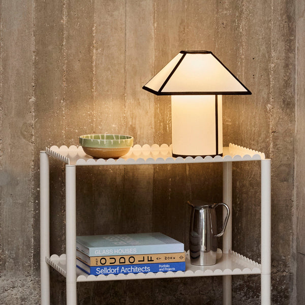 Lámpara de mesa Ava Pyramid · HAY · ambiente