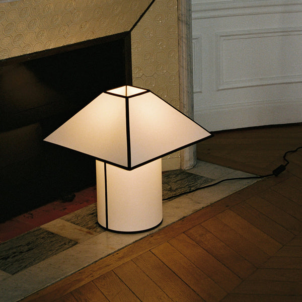 Lámpara de mesa Ava Pyramid · HAY · ambiente