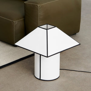Lámpara de mesa Ava Pyramid · HAY · ambiente