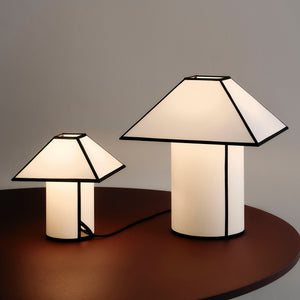 Lámpara de mesa Ava Pyramid · HAY · ambiente