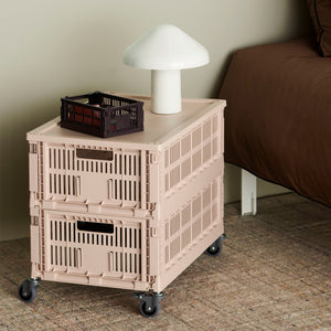 Mesa auxiliar con ruedas Colour Crate L · HAY · ambiente