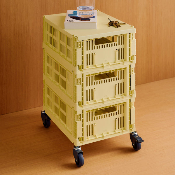 Mesa auxiliar con ruedas Colour Crate M · HAY · ambiente