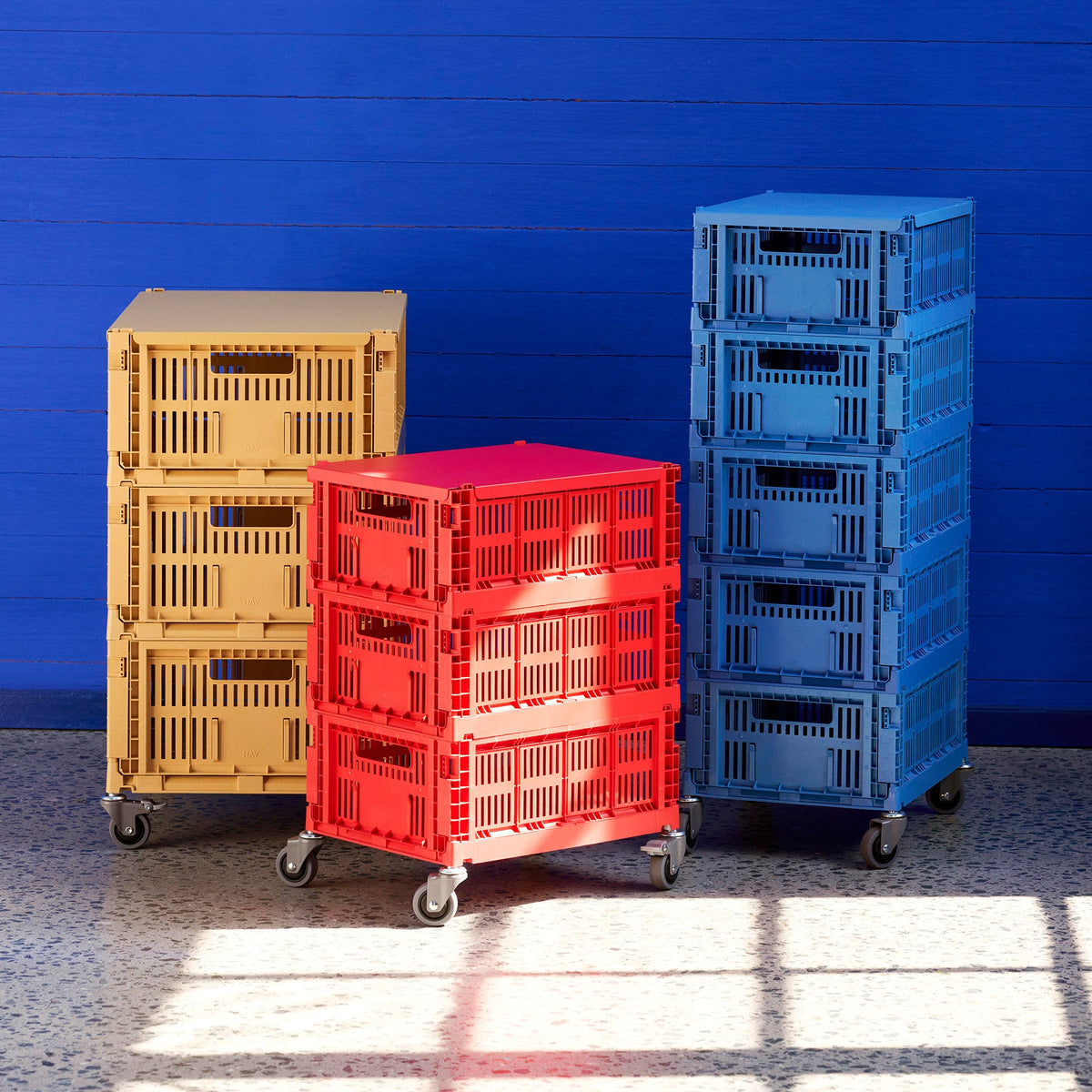 Mesa auxiliar con ruedas Colour Crate L · HAY · ambiente