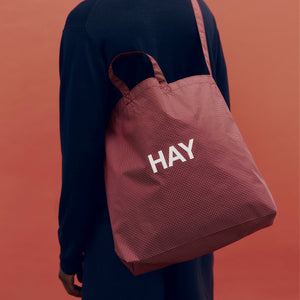 Bolso bandolera Grid · HAY · ambiente