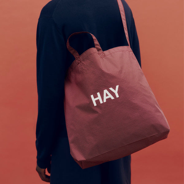 Bolso bandolera Grid · HAY · ambiente