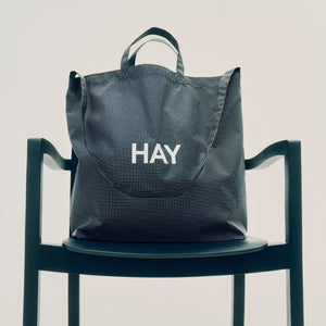 Bolso bandolera Grid · HAY · ambiente