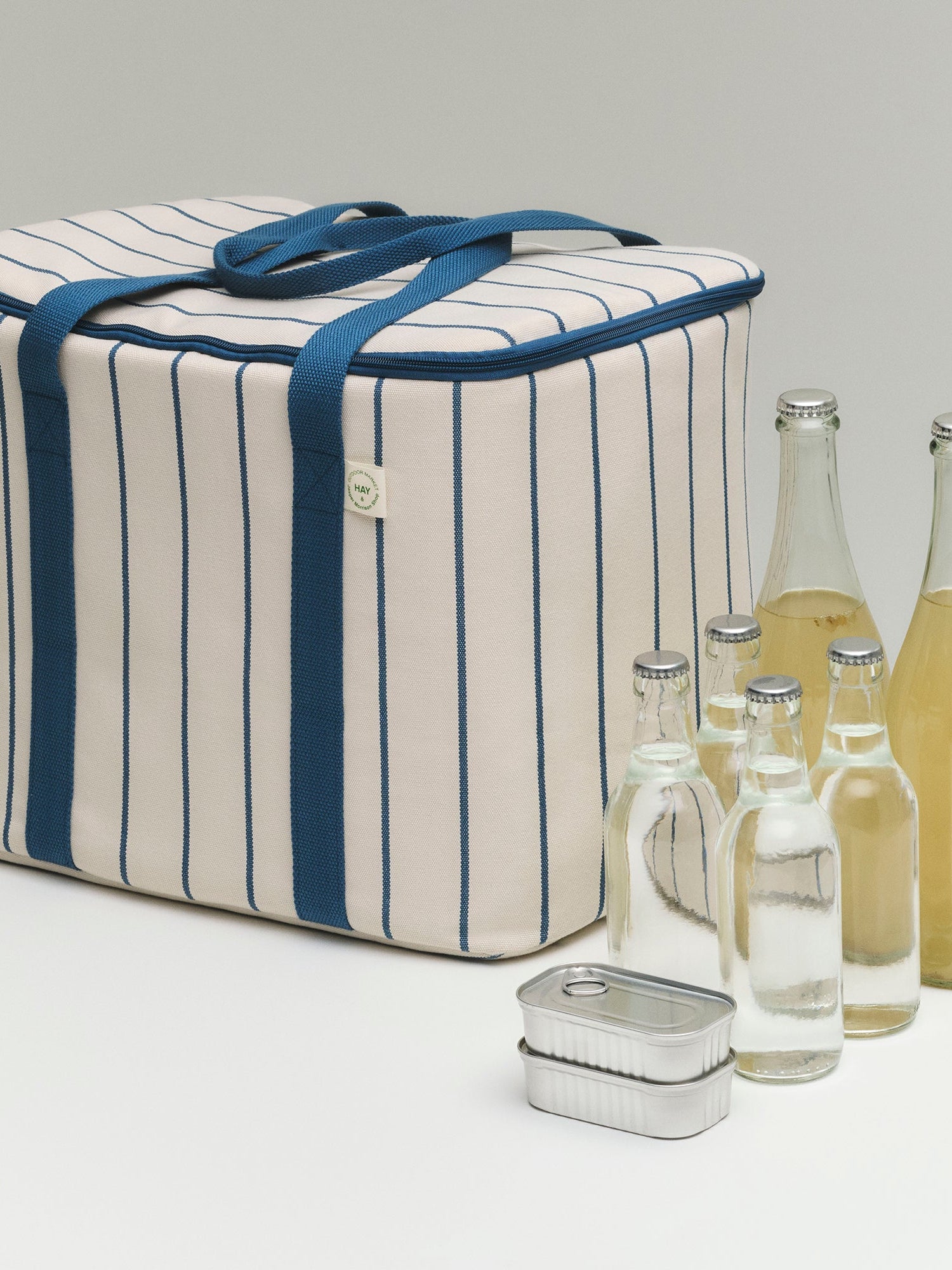 Bolsa nevera Outdoor Market · HAY · ambiente