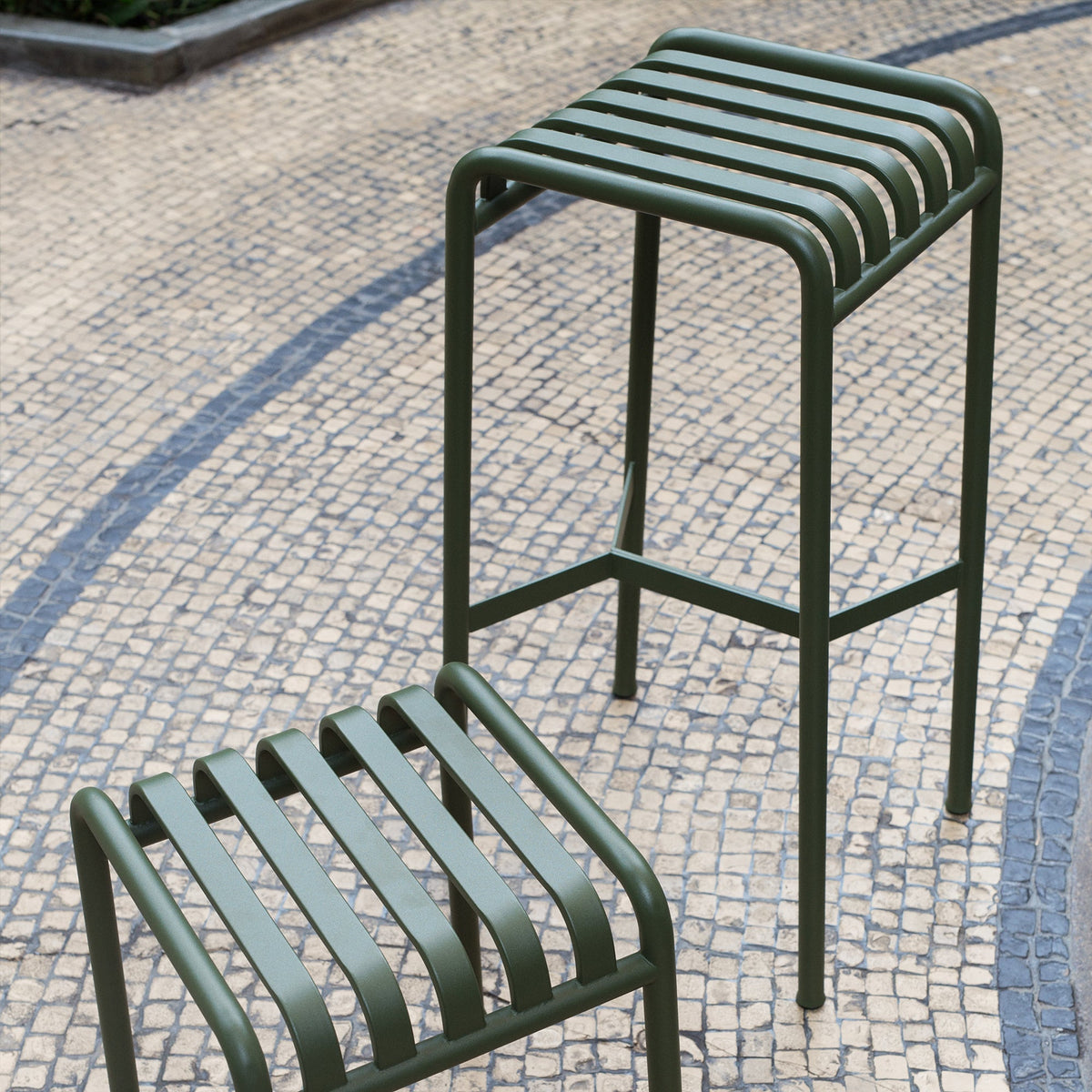 Taburete alto Palissade · HAY · ambiente