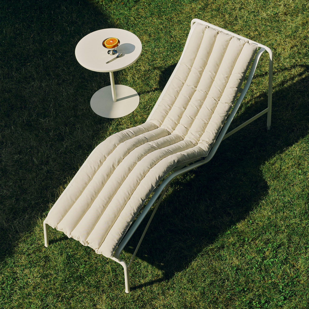 Cojín acolchado para chaise longue Palissade Soft Quilted · HAY · ambiente