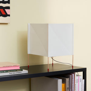 Lámpara de mesa Paper Cube · HAY · ambiente