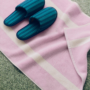 Alfombrilla de baño Stripe · HAY · ambiente