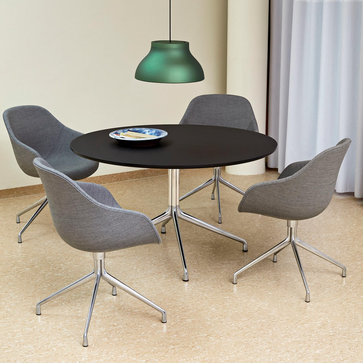 Silla giratoria About A Chair AAC 121 · HAY · ambiente
