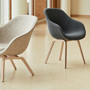 Silla tapizada About A Chair AAC 123 · HAY · ambiente