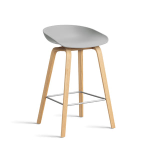 Taburete alto About A Stool AAS 32 · HAY · concrete grey 2.0 / H 65 cm / Varnished Oak / Stainless Steel