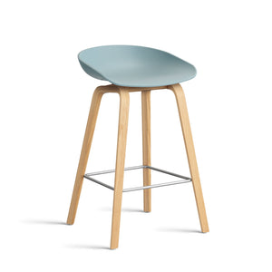 Taburete alto About A Stool AAS 32 · HAY · dusty blue 2.0 / H 65 cm / Varnished Oak / Stainless Steel