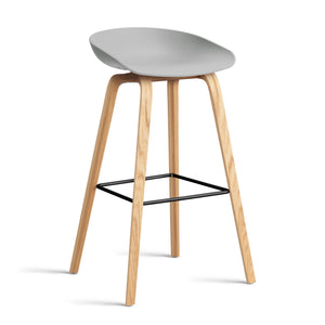 Taburete alto About A Stool AAS 32 · HAY · concrete grey 2.0 / H 75 cm / Varnished Oak / Black Steel
