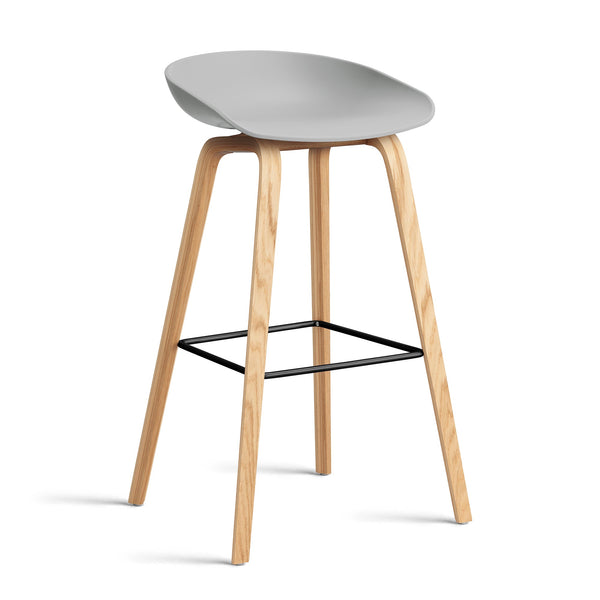 Taburete alto About A Stool AAS 32 · HAY · concrete grey 2.0 / H 75 cm / Varnished Oak / Black Steel