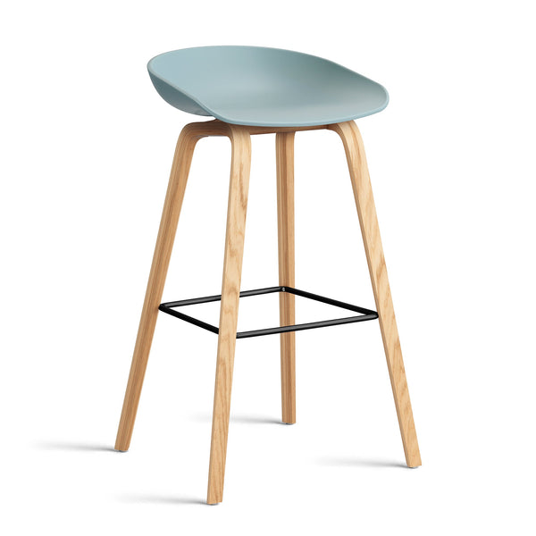 Taburete alto About A Stool AAS 32 · HAY · dusty blue 2.0 / H 75 cm / Varnished Oak / Black Steel
